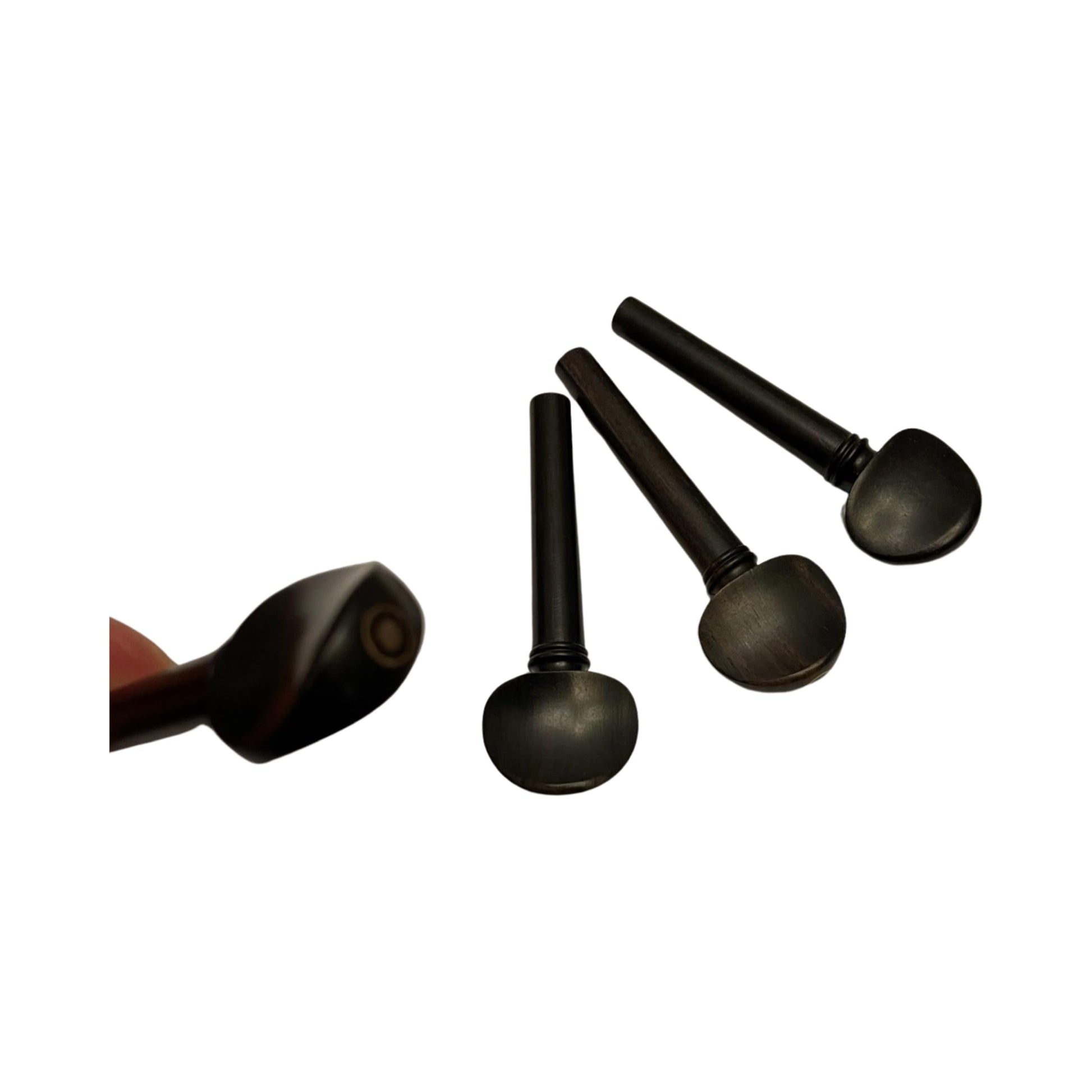 Four durable replacement pegs for 4/4 violins with a comfortable grip for easy installation.